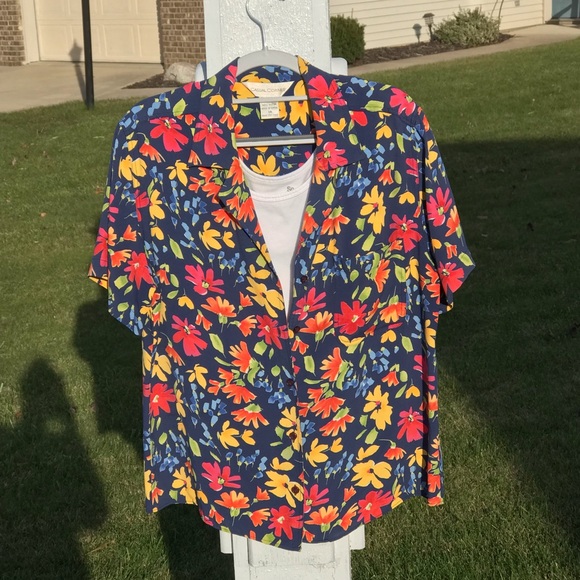 Women’s Short Sleeve Button Down Floral Top - Picture 3 of 16